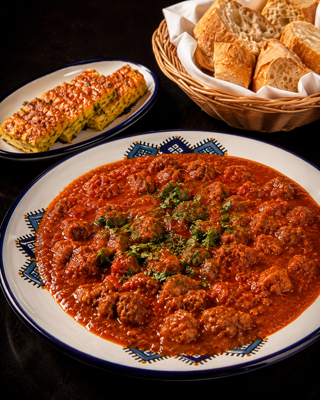 Ojja tunisienne et tajine traditionnel