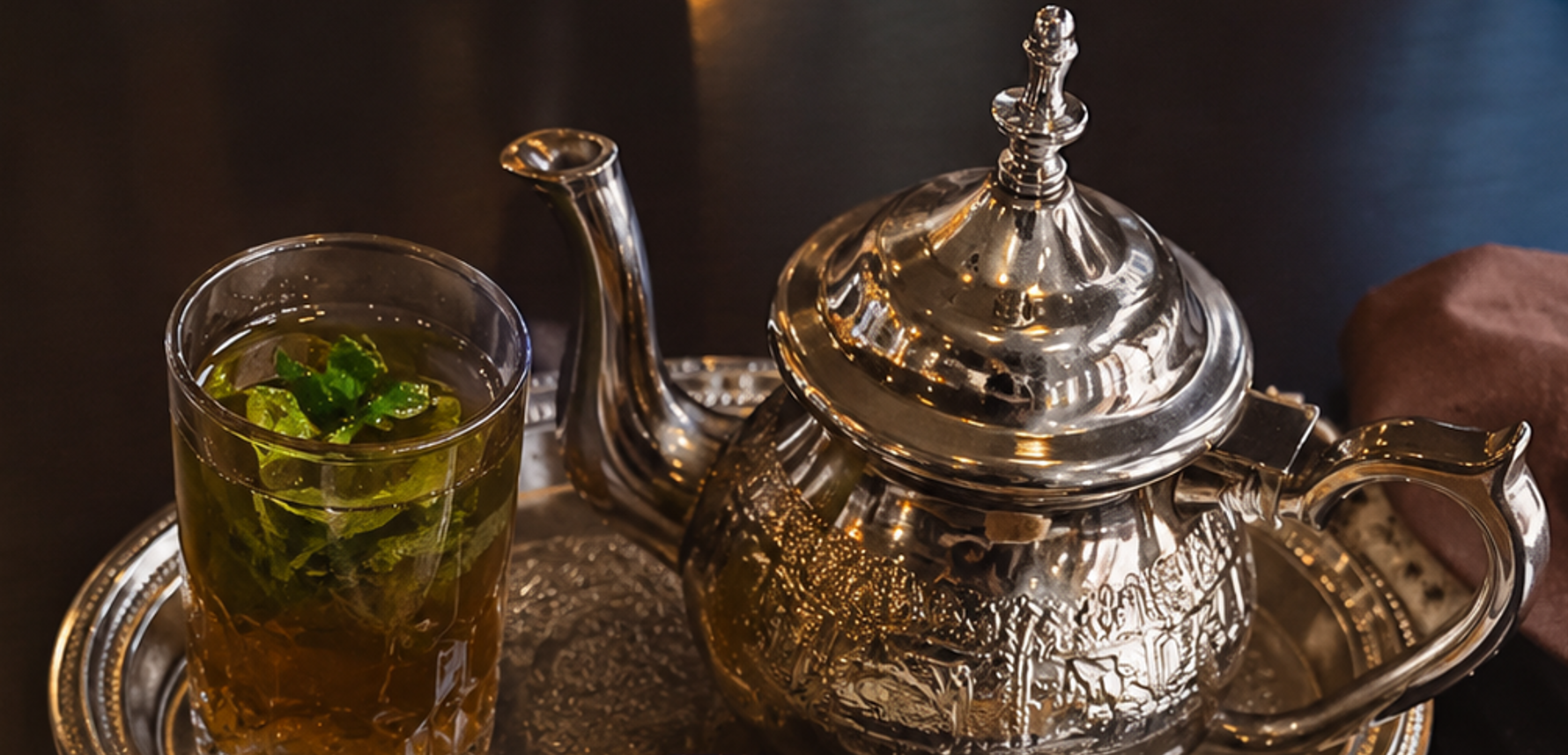 Thé à la menthe servi dans une ambiance méditerranéenne